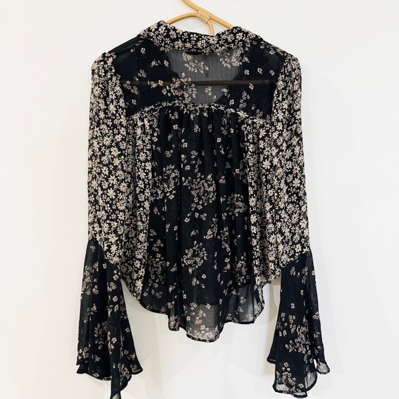 Free People printed Boho flare sleeve blouse EUC - Picture 13 of 16